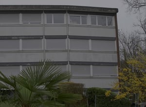 Mehrstöckiges Mehrfamilienhaus, das einseitig um 10 cm abgesunken ist