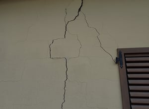 Durch Setzung entstandener Riss in der Fassade