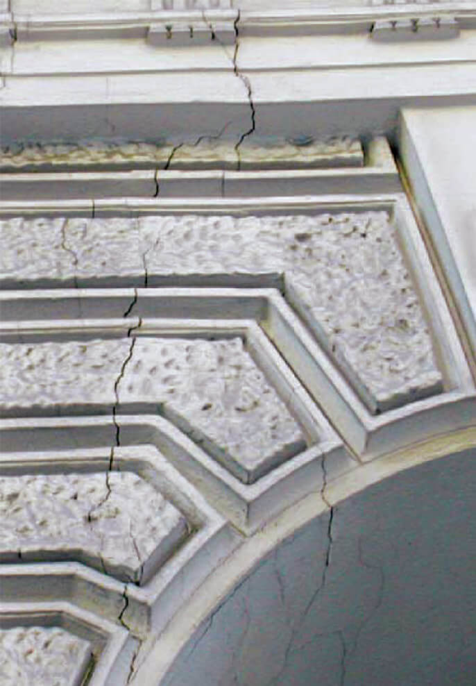 Fissuras na fachada do edifício
