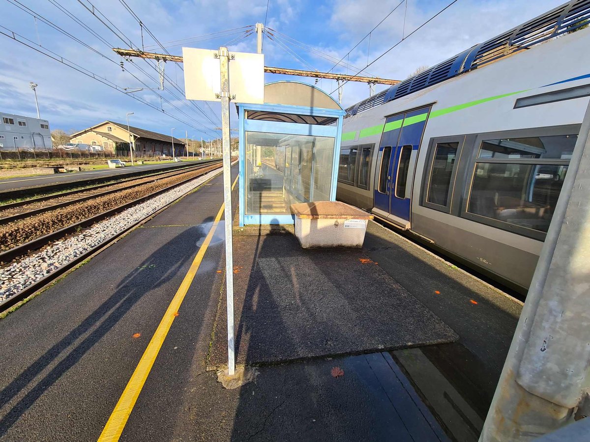 Photo montrant le long du quai de la gare