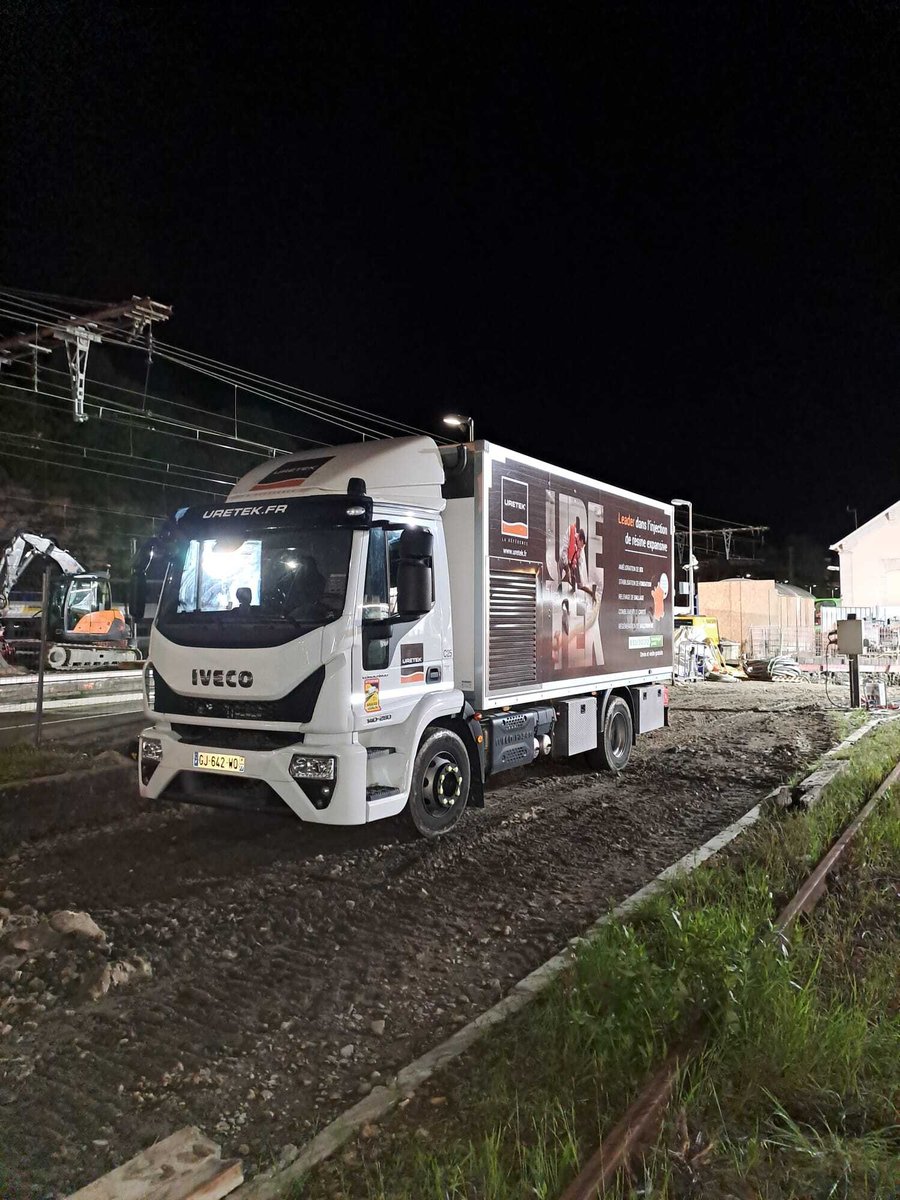 Camion Uretek dans la nuit