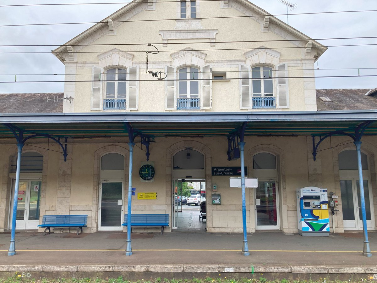 photo montrant le devant de la gare SCNF