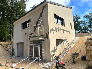 Maison avec des fissures rebouchées sur les murs