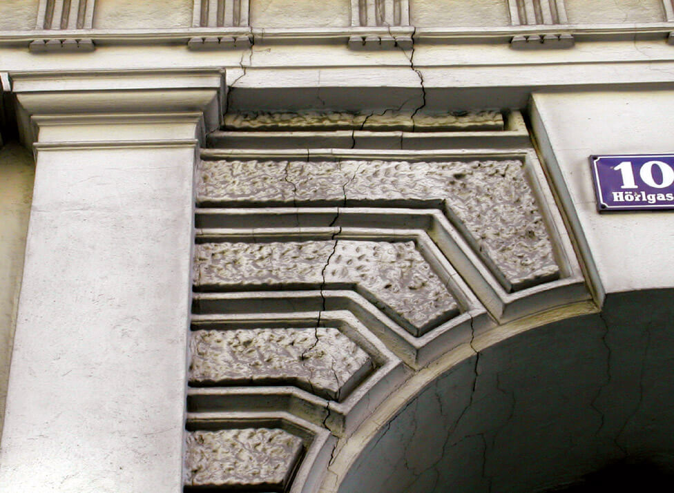 Fissuras na fachada do edifício